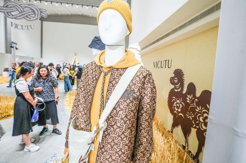 蒙古族元素服饰 可机洗西服,非遗与黑科技融入北京服装设计