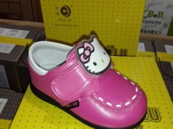 低价批发各大知名品牌尾货童鞋 成都服装、鞋帽、箱包及日用百货一站式采购指南