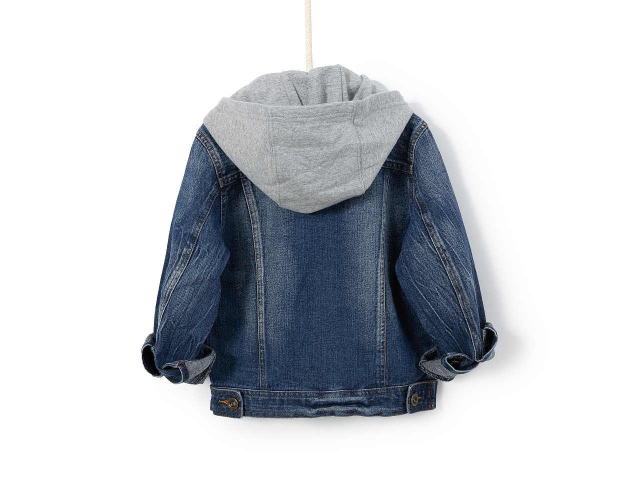 跨界风尚 连帽牛仔外套童装与化妆品销售的静物拍摄美学